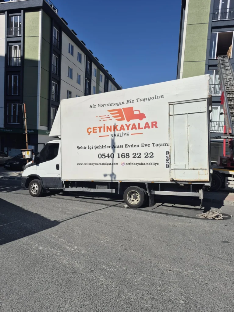 Çetinkayalar Nakliyat kamyonu yanında kurulu mobil eşya asansörü